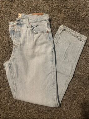 Women’s Light Wash Levi Blue Jeans - Classic Straight Fit Button Up Size 29